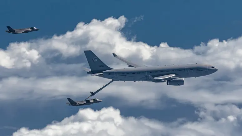 Een A330 MRTT tankt boven een wolkendek een F-35 bij.