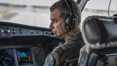 Portret van majoor Ralph Aarts, zittend in de cockpit van een A330 MRTT.
