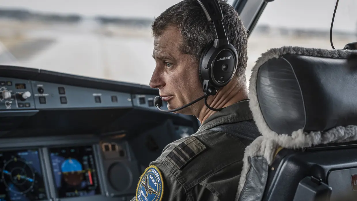 Portret van majoor Ralph Aarts, zittend in de cockpit van een A330 MRTT.