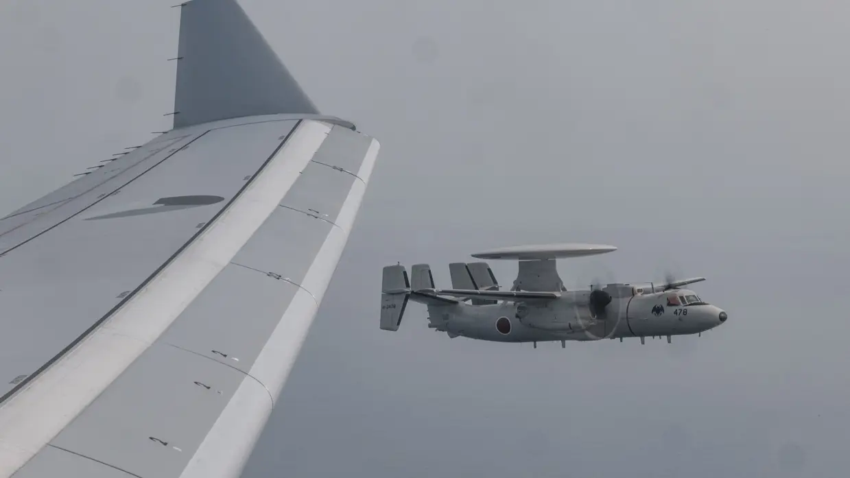 Een Nederlandse F-35 vliegt links van een Amerikaanse F-16.