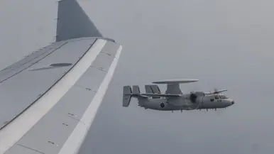 Een Nederlandse F-35 vliegt links van een Amerikaanse F-16.