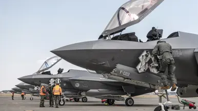 De neuzen van vijf F-35’s die achter elkaar op een flightline staan.