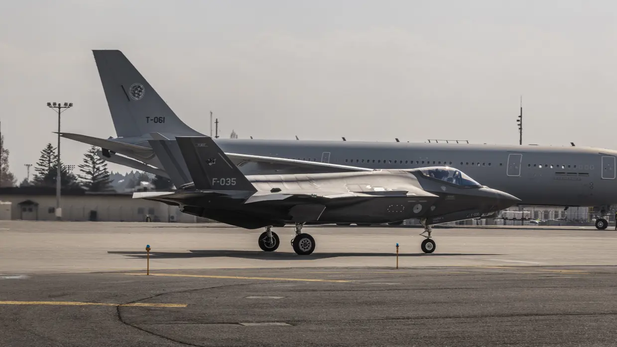 Een F-35 taxiet voor een A330 MRTT langs.