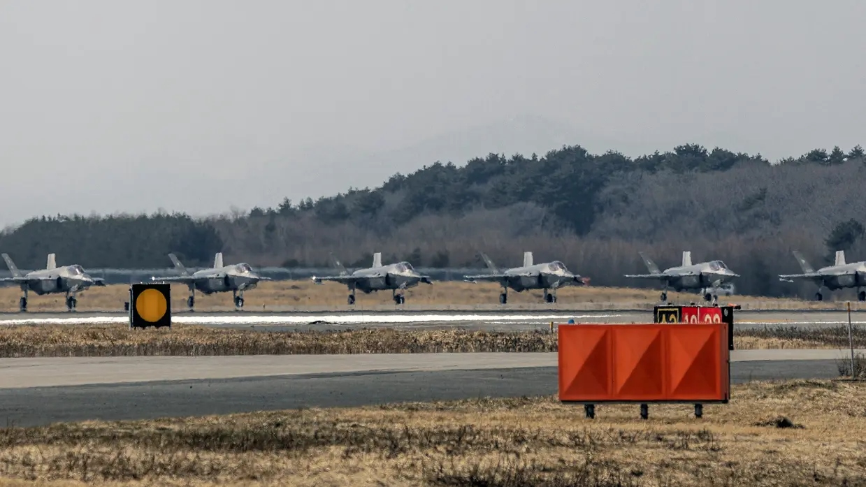 Een lijn van acht F-35’s naast elkaar op de kop van de startbaan