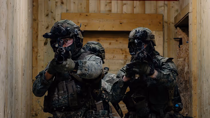 Twee militairen met het wapen in aanslag.