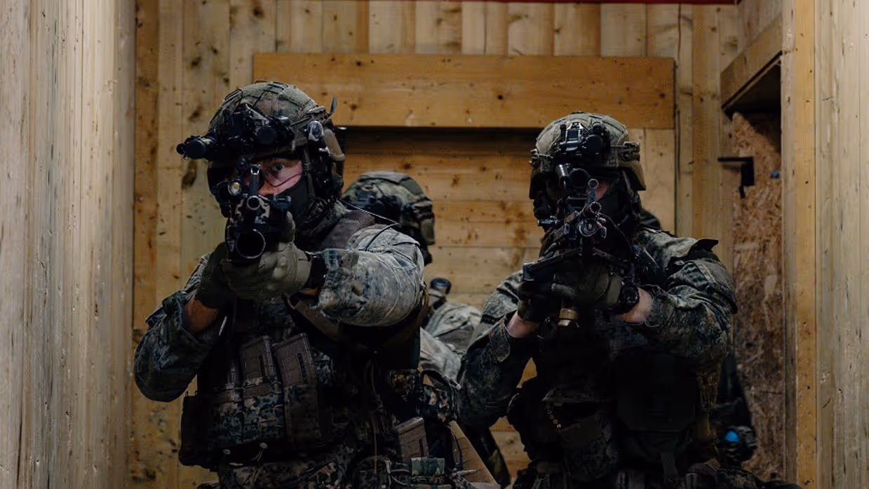 Twee militairen met het wapen in aanslag.