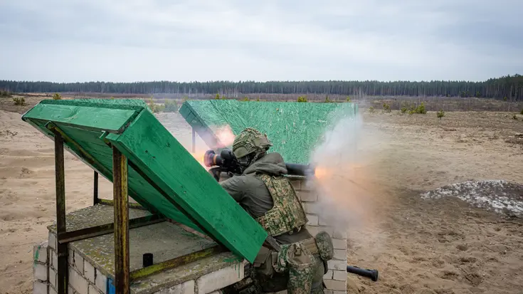 Militair oefent op de schietbaan in Litouwen.