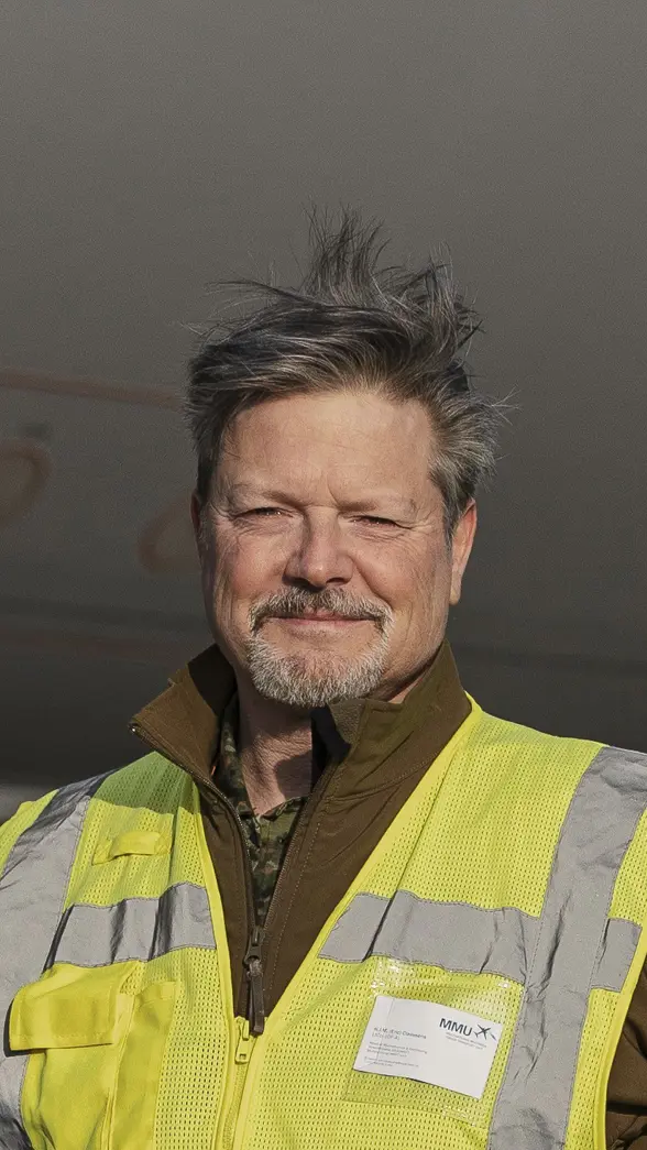 Portretfoto van Eric Claassens met en geel hesje aan en staand voor de motorgondel van een A330 MRTT.