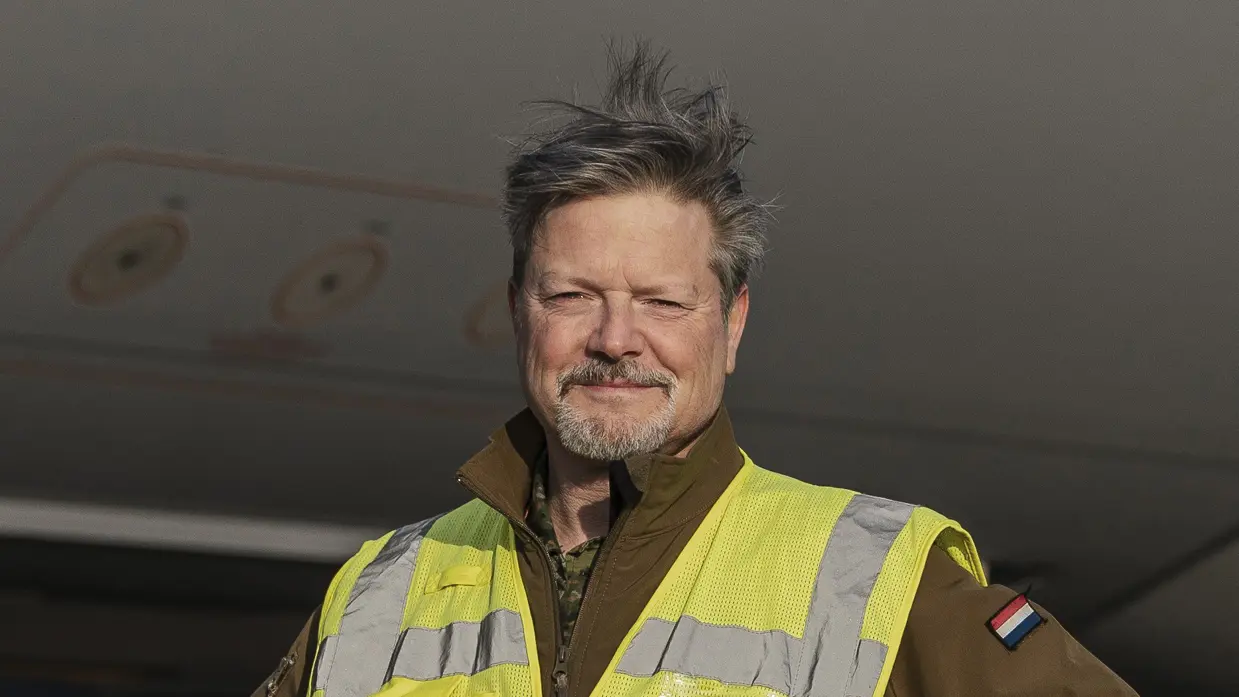 Portretfoto van Eric Claassens met en geel hesje aan en staand voor de motorgondel van een A330 MRTT.