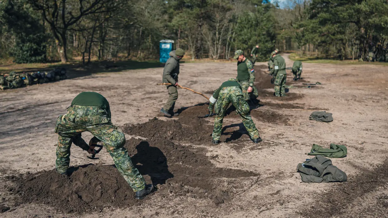8 militairen graven elk hun eigen schuttersput.