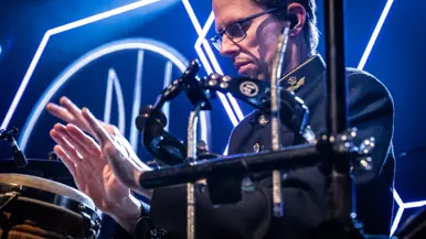 De percussionist van het Orkest Koninklijke Luchtmacht in actie.