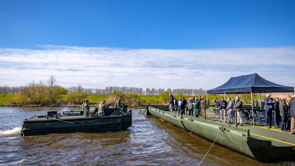 Genisten varen naar de brugslagcapaciteit in het water. 