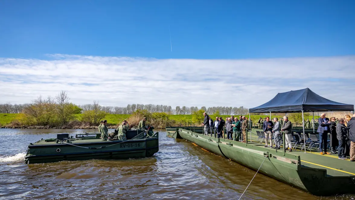 Alt-tekst: Rivieroversteek van militair materieel. 
