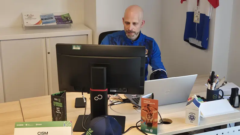 Kapitein Luuk Nissen achter zijn bureau in Brussel. 