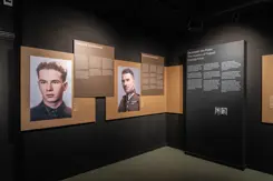Foto's in een museum.