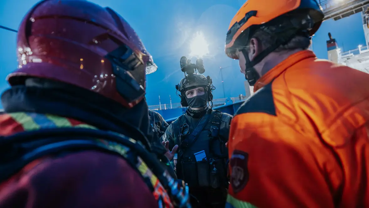 Een operator van NLMARSOF overlegt met vertegenwoordigers van de Brandweer. 