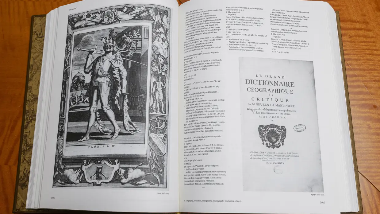 Open boek op houten tafel: links een oude gravure van een soldaat, rechts een titelpagina van een Frans woordenboek.