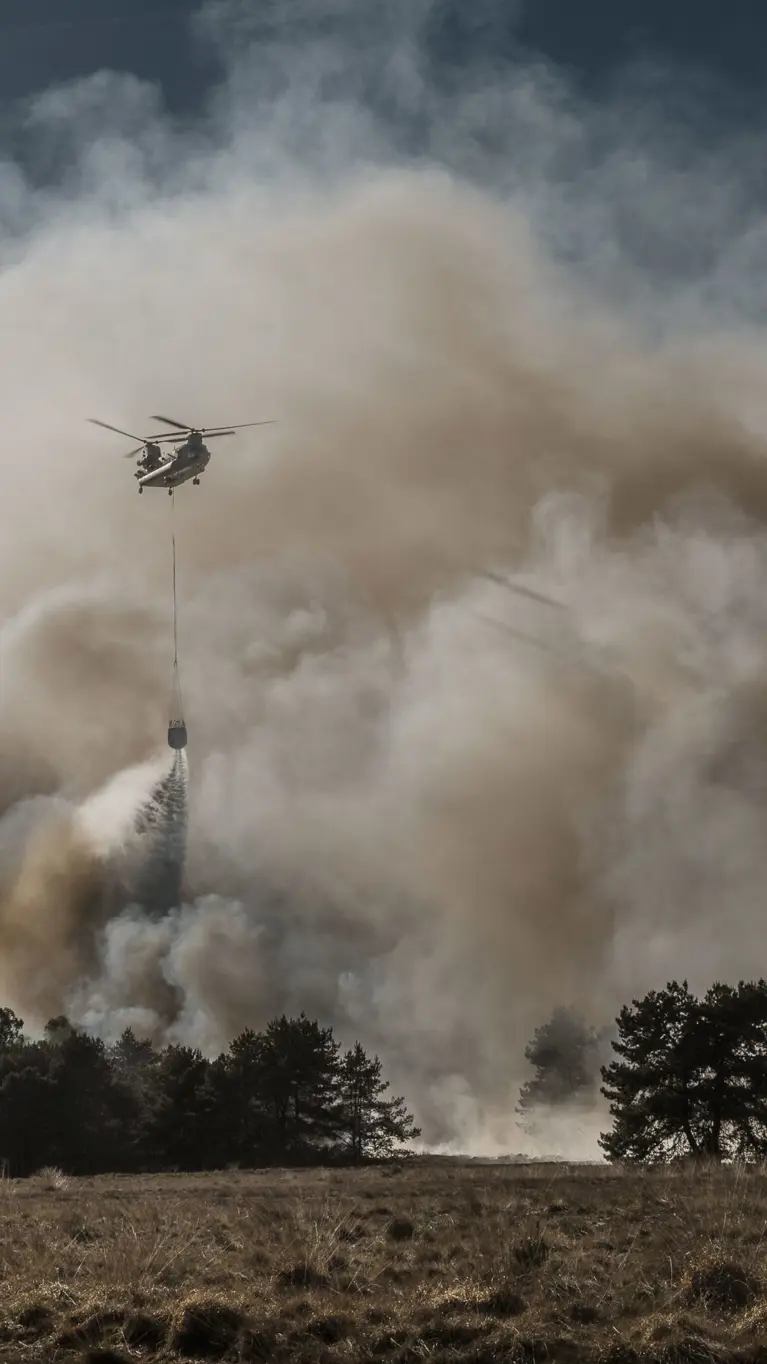 Blushelikopter bestrijdt een grote natuurbrand op de Veluwe. 