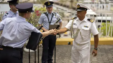 Lid van de marine schudt hand muzikant van KLu-orkest. 