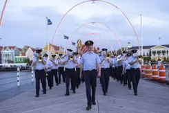 Een orkest van de luchtmacht treedt op.