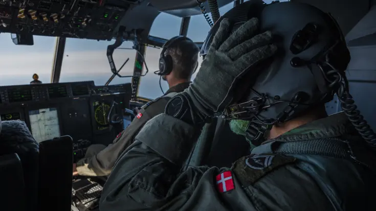 Twee Deense vliegers van de achterzijde bezien in een cockpit