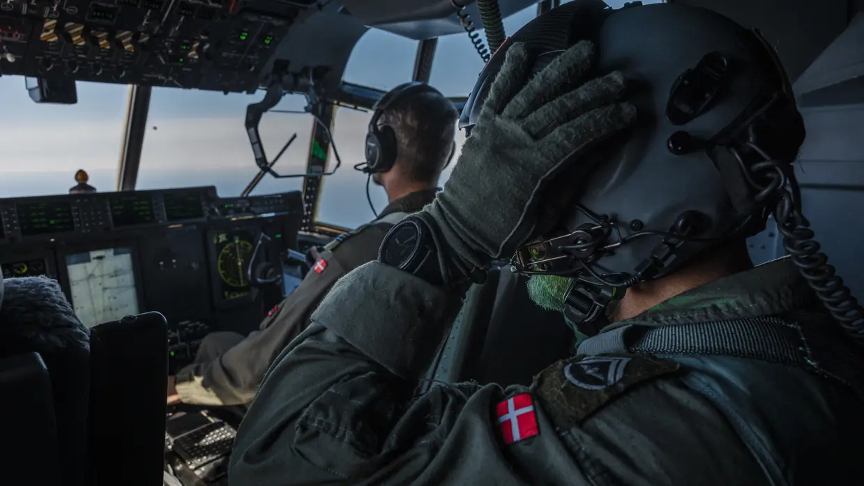 Twee Deense vliegers van de achterzijde bezien in een cockpit
