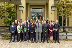 Groepsfoto van de staatssecretaris met werkgevers en reservisten.