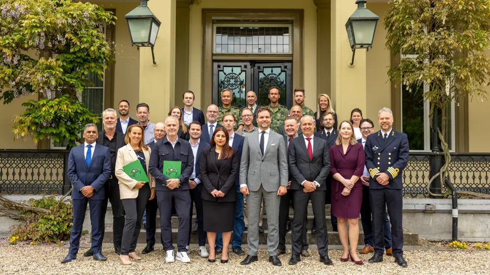 Groepsfoto van de staatssecretaris met werkgevers en reservisten.