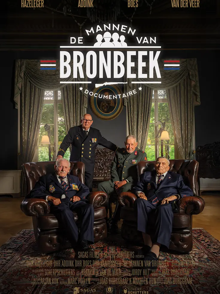  Filmposter ‘Documentaire De Mannen van Bronbeek’ met een foto van vier veteranen, twee van hen zittend in een stoel.