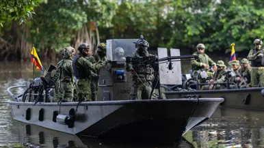 Mariniers in een boot op het water 