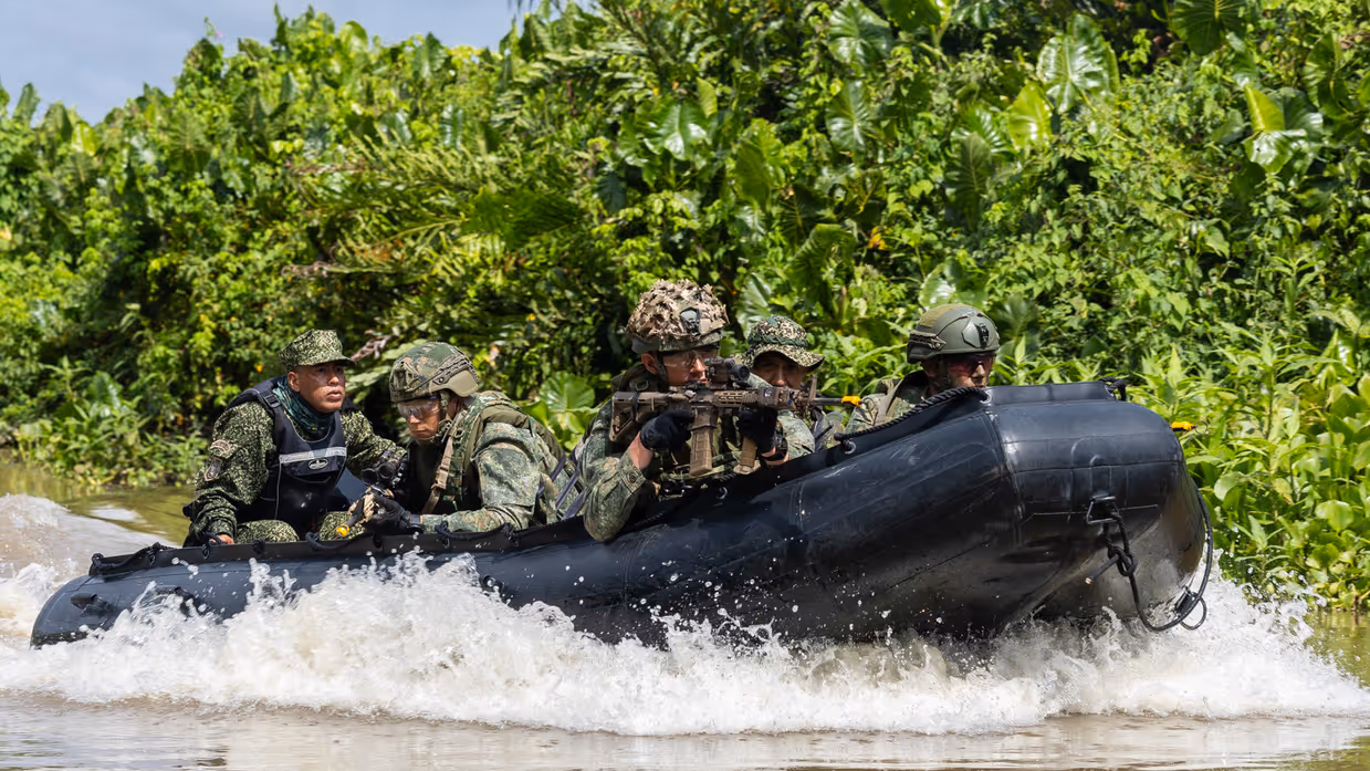 Boot met mariniers en een Colombiaanse instructeur in de jungle 