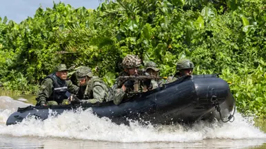Boot met mariniers en een Colombiaanse instructeur in de jungle 