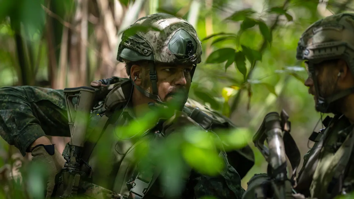  Marinier overlegt in de jungle 