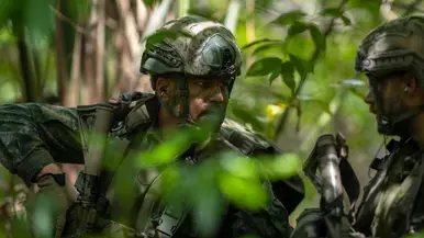 Marinier overlegt in de jungle 
