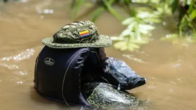 Boot met mariniers en een Colombiaanse instructeur in de jungle 