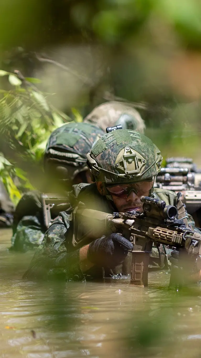 Mariniers in het water in Colombia  