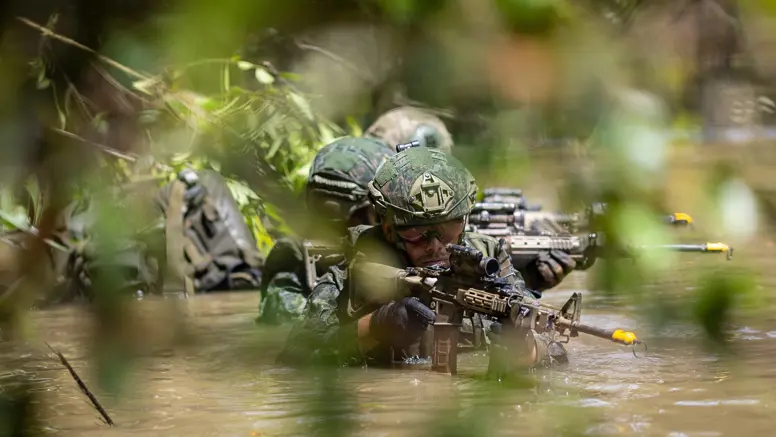 Mariniers in het water in Colombia  