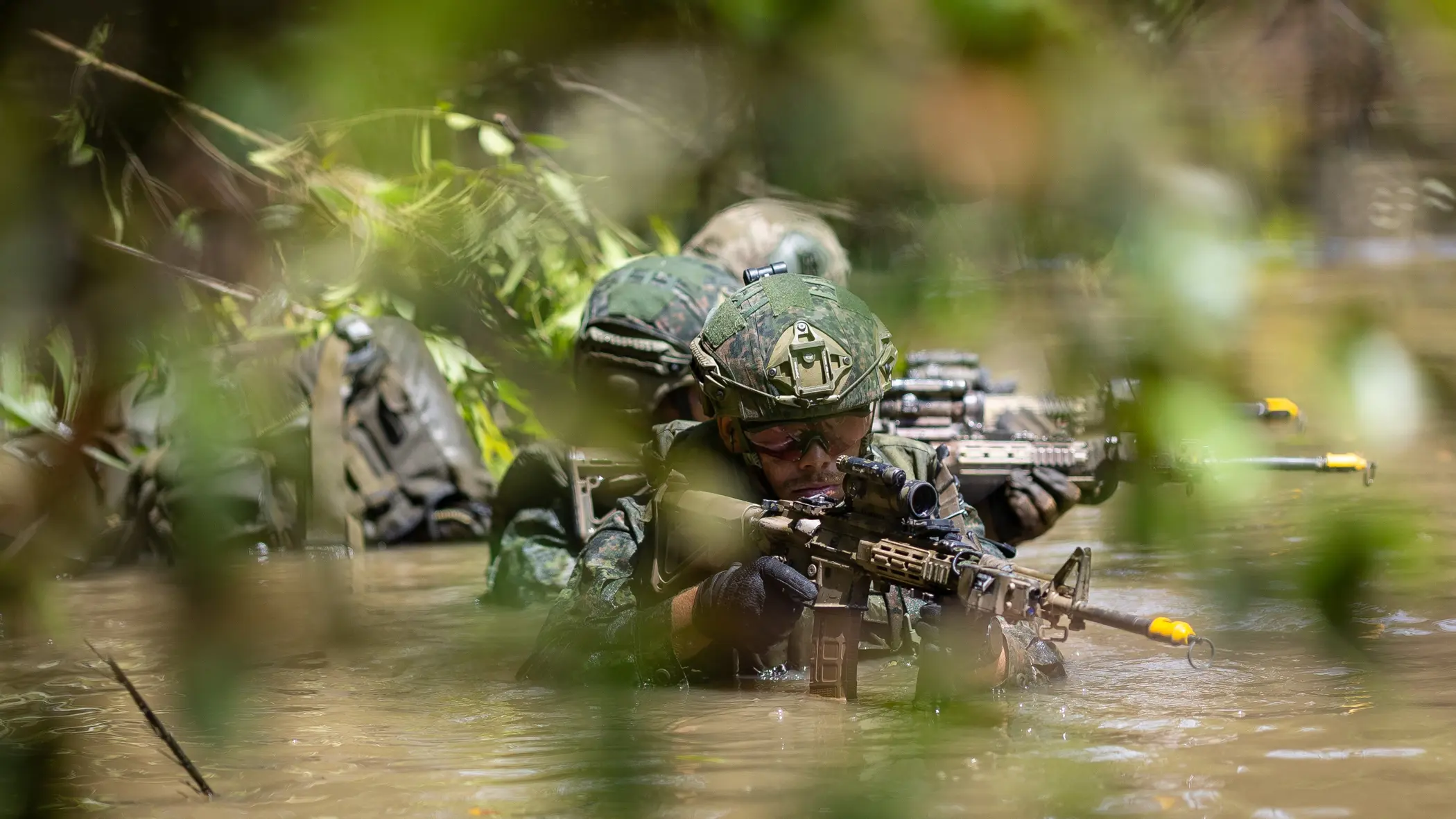 Mariniers in het water in Colombia  
