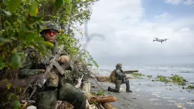 Mariniers laten een drone op 