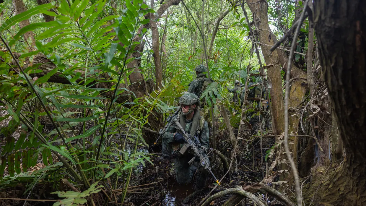 Mariniers lopen door de jungle