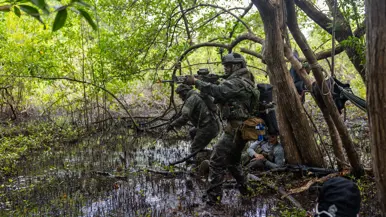 Mariniers lopen door de jungle 