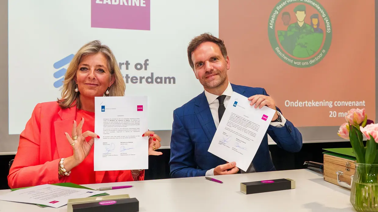 Voorzitter College van Bestuur ROC Zadkine, Jacqueline Prins en Staatssecretaris Derk Boswijk met de overeenkomst.