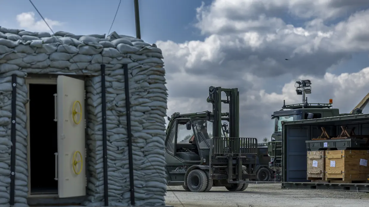 Op de linkerfoto rijdt een vorkheftruck naar een container. Op de rechterfoto zijn militairen bezig met een radarsysteem.