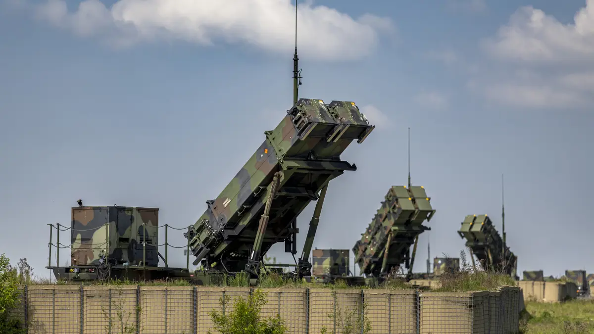 Een drietal raketlanceringssystemen staan gericht op de lucht.