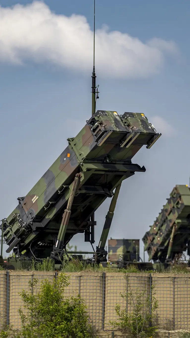 Meerdere Patriot-lanceersystemen staan richting de lucht gericht. 