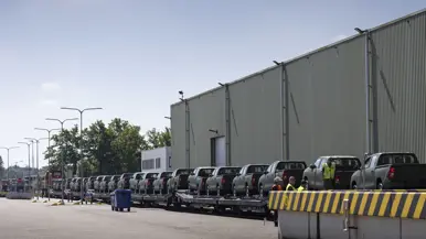Speciaal opgeleide militairen van Movement Coordination (MOVCON) zorgen ervoor dat de belading snel en veilig verloopt. 