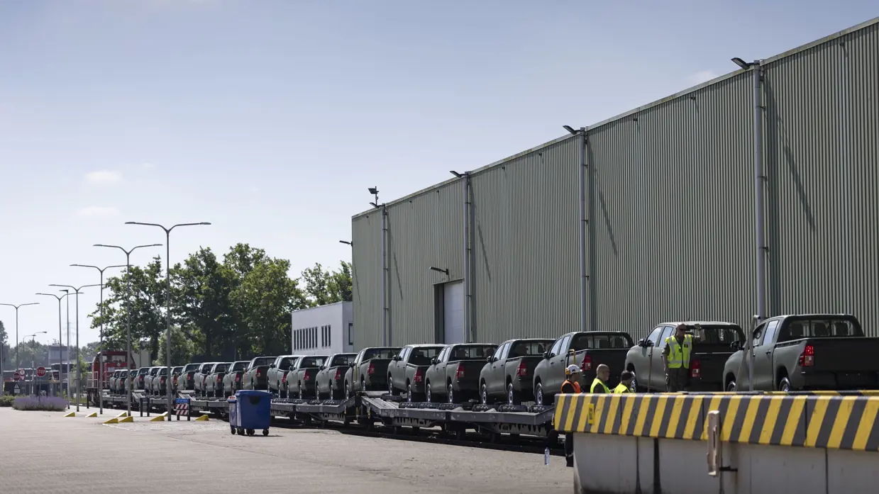 Speciaal opgeleide militairen van Movement Coordination (MOVCON) zorgen ervoor dat de belading snel en veilig verloopt. 