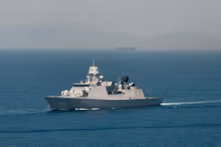 Marinefregat op zee.