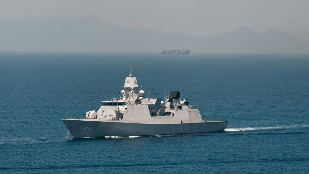 Marinefregat op zee.
