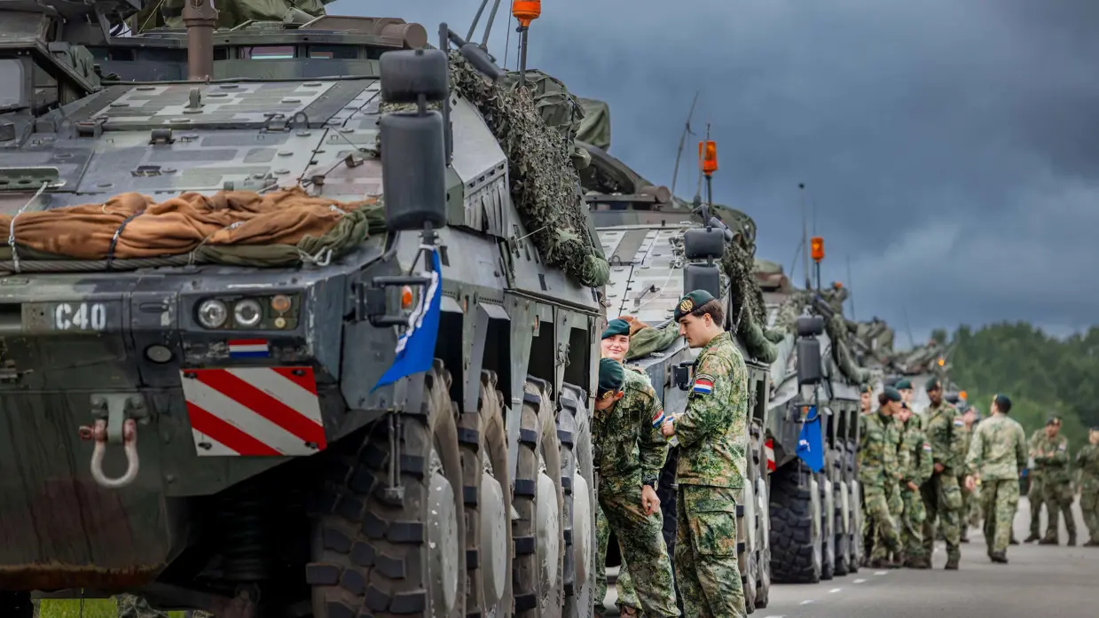 Militairen controleren de trucks voor vertrek.